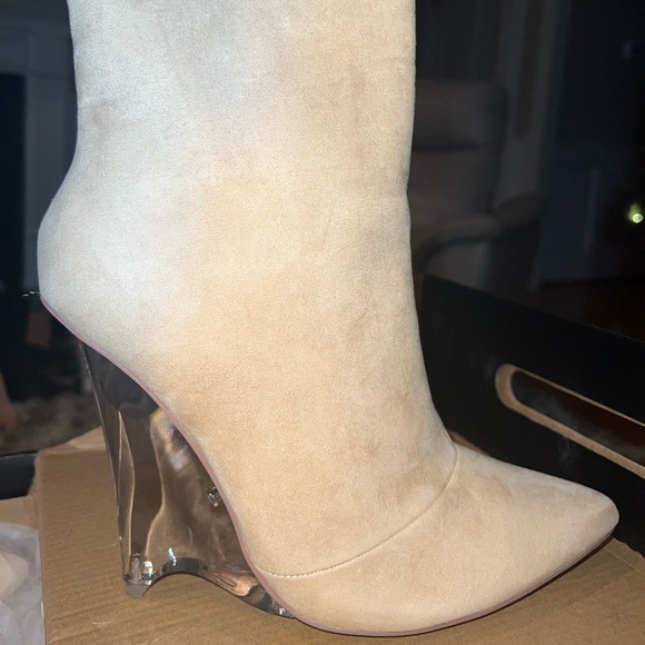 Tan ankle wedge bootie! Size 11- works with 10 - Picture 2 of 9